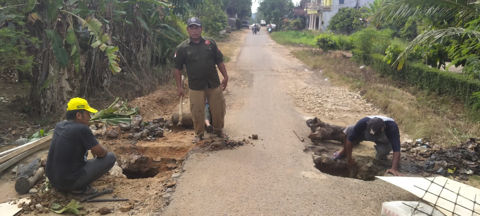 Masyarakat Banyu Urif Gotong Royong Bersama Perbaiki Gorong Gorong Yang Bolong