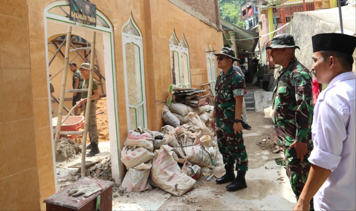 Pantau Kegiatan TMMD, Dansatgas Apresiasi Seorang Warga Penyandang Difabel