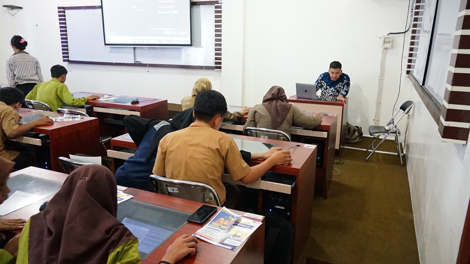 Karnaval IT Season X, Puluhan Pelajar SMA/K di Bandarlampung Belajar Coding bersama Dosen Prodi Sistem Informasi IIB Darmajaya
