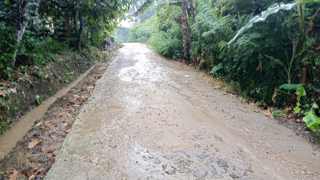 Proyek Jalan Rabat Beton Milik Putra Anggota Dewan Terkesan Dikerjakan Asal Jadi