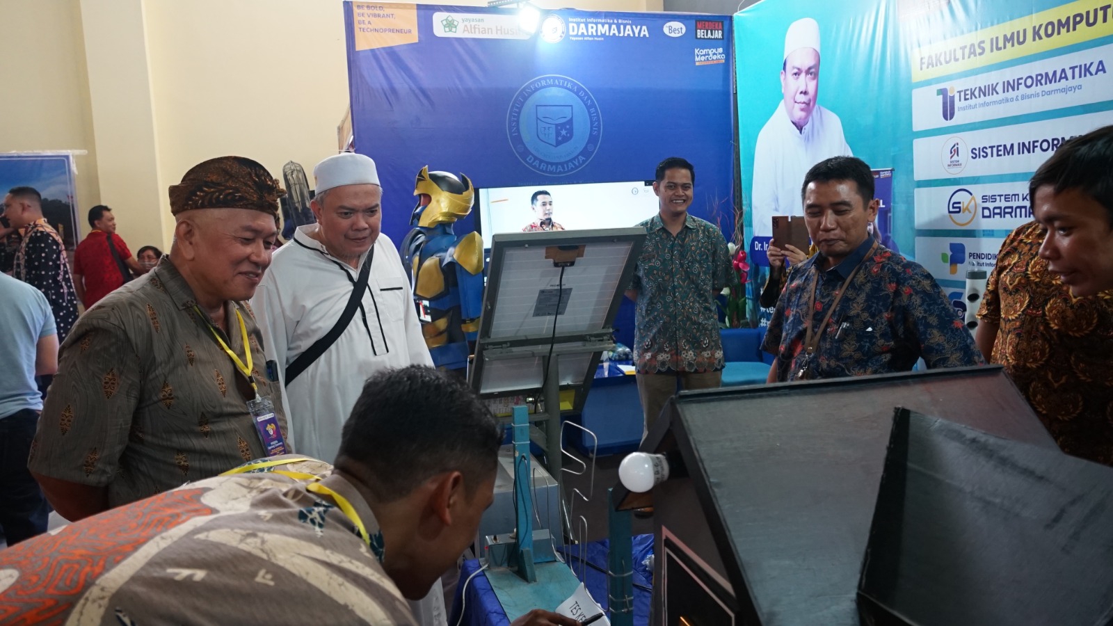 Pamerkan Hasil Karya Mahasiswa Prodi Sistem Komputer di GTTGN XXIV, Stand IIB Darmajaya Dipuji Menteri
