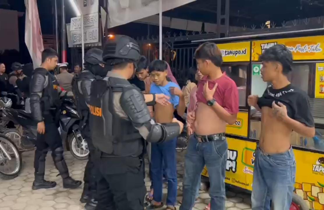 Tim Patroli Perintis Polres Pringsewu Menertibkan Kelompok Pemuda yang Nongkrong Hingga Larut Malam