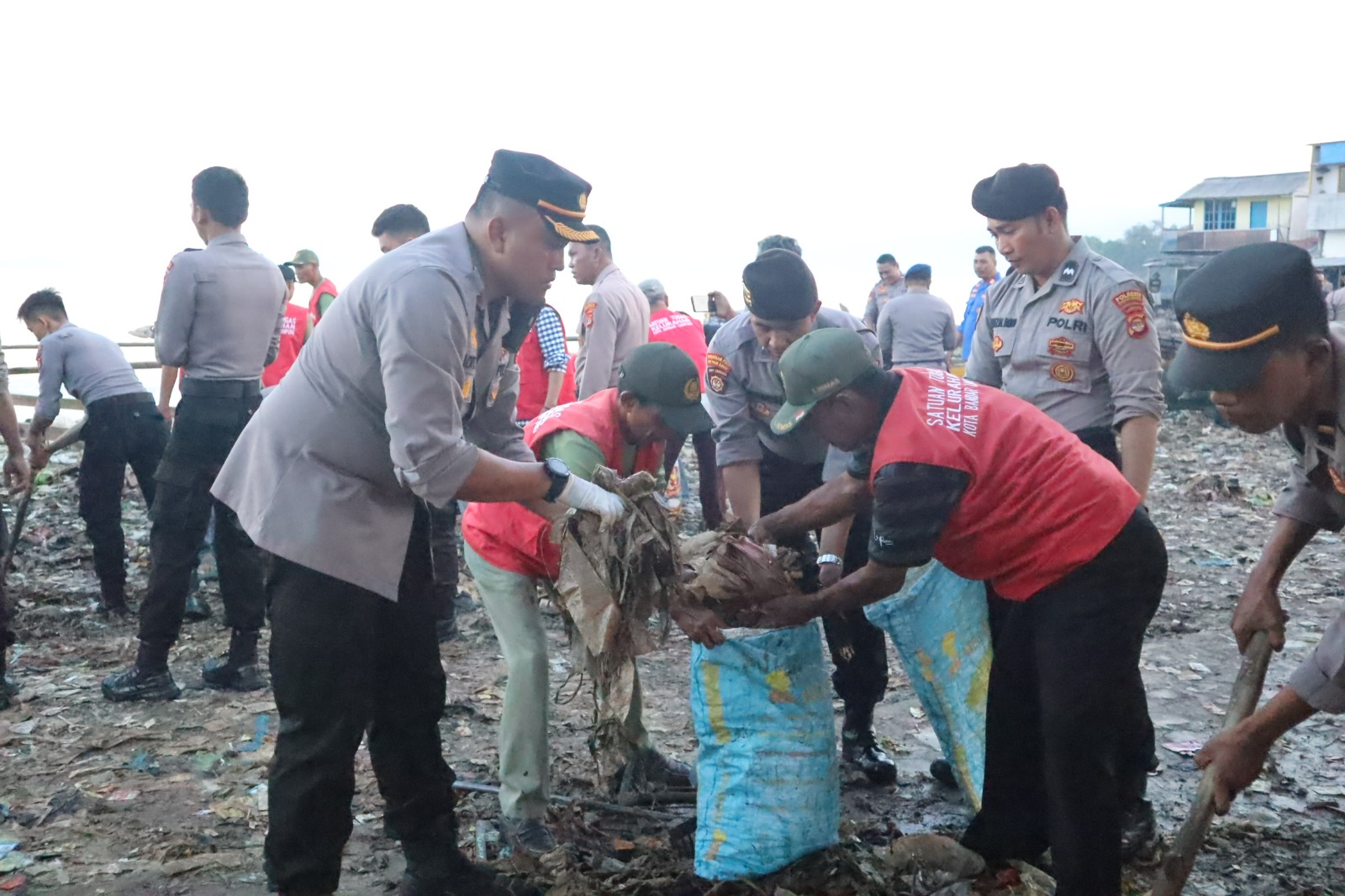 Peduli Lingkungan, Personel Gabungan Polresta Bandar Lampung dan Sat Brimobda Lampung Bersihkan Sampah Di Pantai Sukaraja