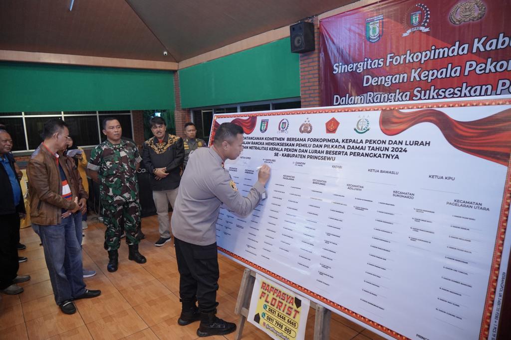 Polres Pringsewu Hadiri Penandatanganan Komitmen Bersama Pemilu Dan Pilkada Damai 2024