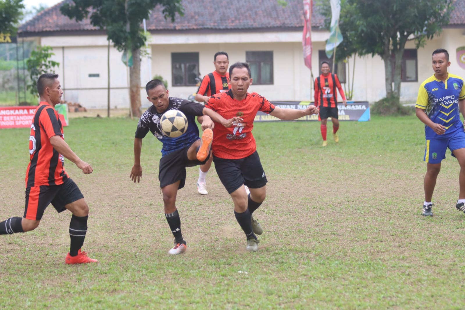 TNI-Polri Lampung Timur Tanding Bola, Kapolres dan Dandim : “Ini Tentang Sinergitas