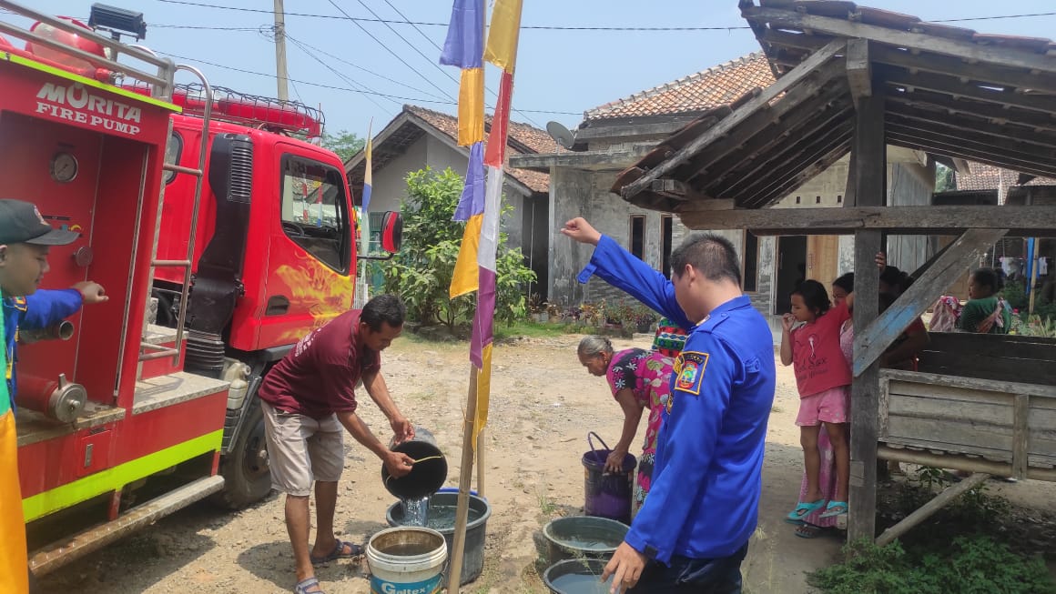 Tak Hanya Padamkan Api, Dinas Damkarmat Lamsel Bantu Warga Kesulitan Air Bersih