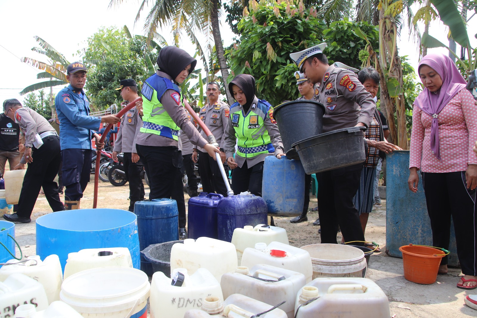 Polres Pringsewu Menyalurkan Bantuan Air Bersih kepada Warga Terdampak Kemarau