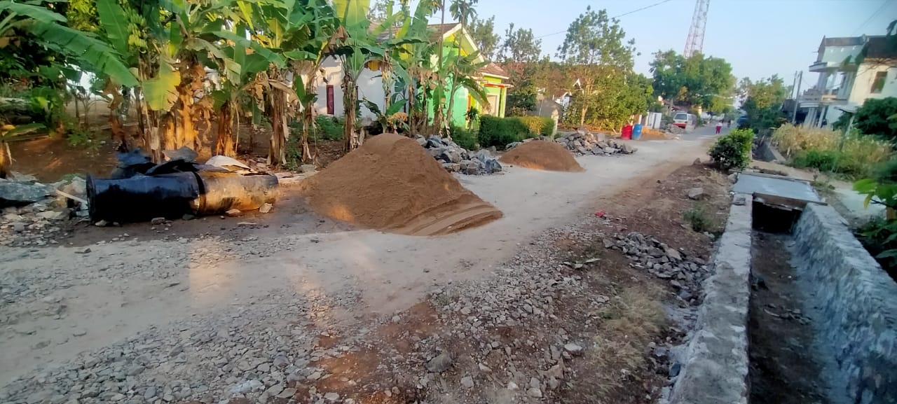 Pembangunan lapen Dan Talut  Di jln Kesehatan Dusun 01 Pekon Banyu Urip Kab. Pringsewu Berjalan Sesuai Aturan