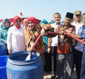 Ketua Tim TPPKK Lamsel Berikan Bantuan Air Bersih Ke Warga Bakauh ni