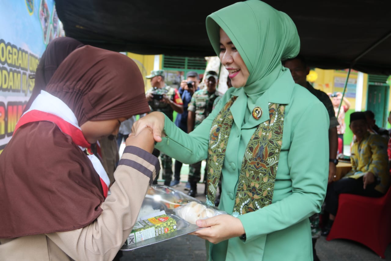 Tekan Angka Stunting, Kodim 0410/KBL Kerahkan Personel Terjunkan Dapur Lapangan Di SDN 1 Sumur Putri