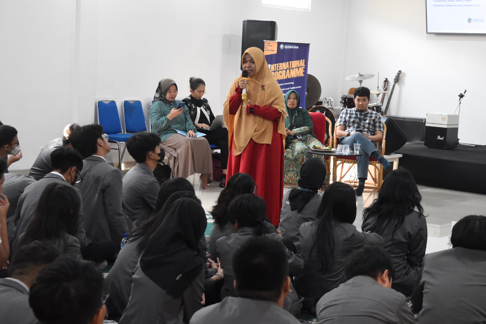 Bersama Mahasiswa Asing, International Office Darmajaya–SMA TMI Kolaborasi Gelar “Cross Culture and Digital Readiness