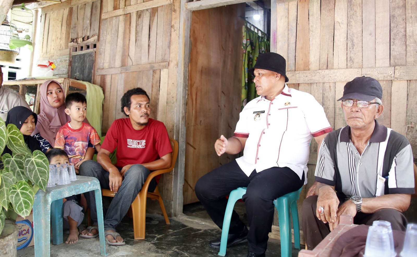 Bupati Lamsel Bedah Dua Rumah Tak Layak Huni di Desa Canggu Kecamatan Kalianda