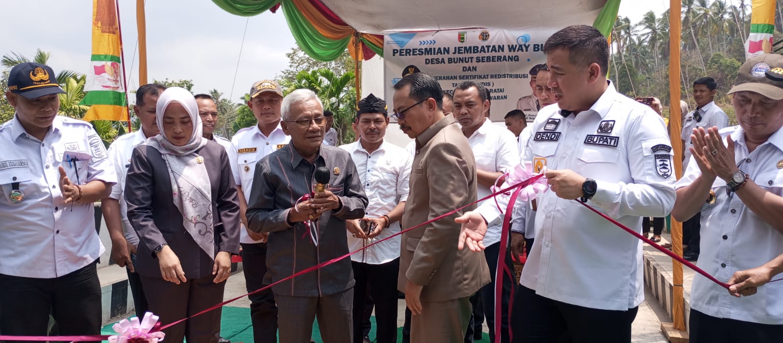 Bupati Pesawaran  Dendi Ramadhona Meresmikan Jembatan Way Buah Desa Bunut Seberang Kecamatan Way Ratai  Serta Penyerahan Sertifikat.