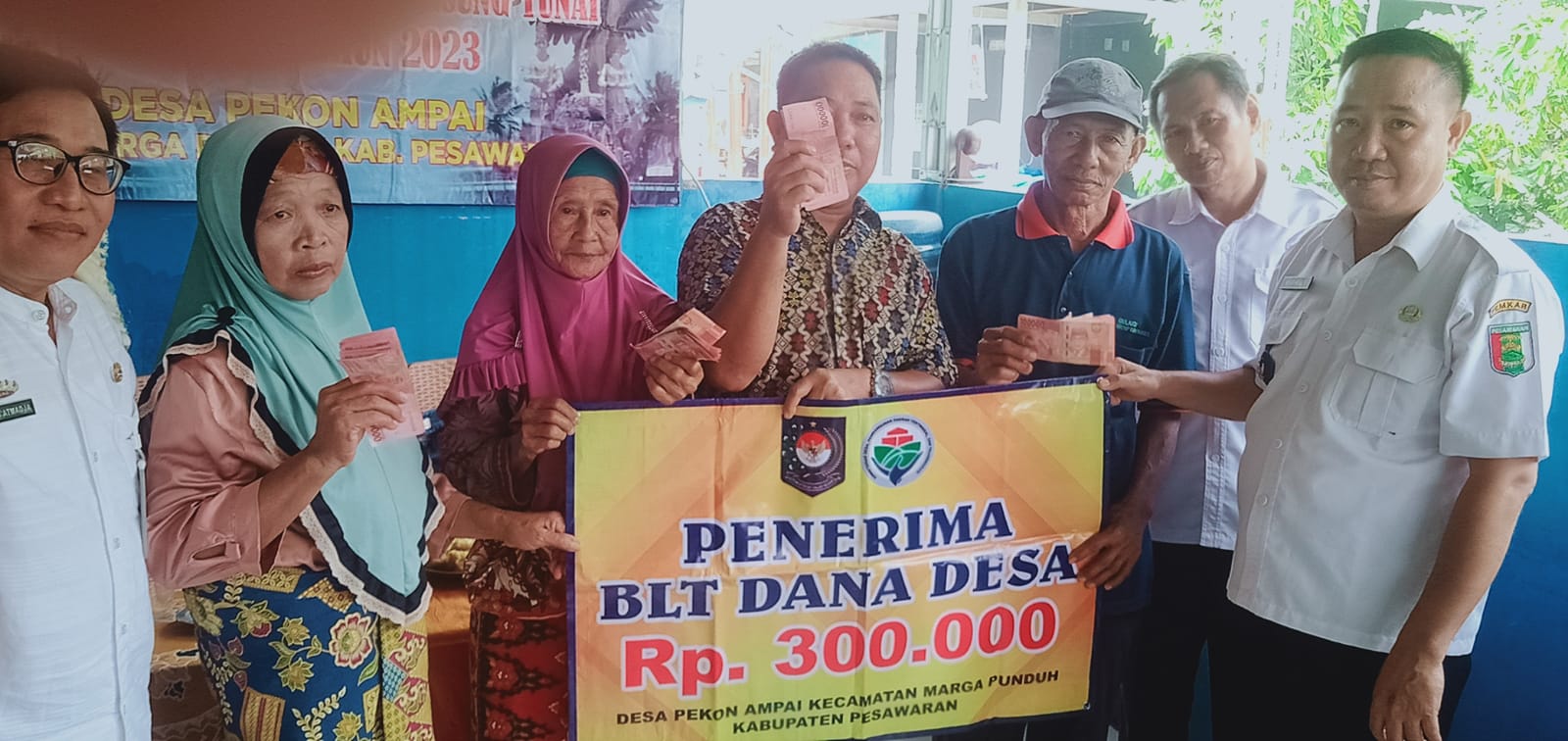 Pemerintah Desa Pekon Ampai Kecamatan Marga Punduh Membagikan BLT DD Triwulan ke 3 tahun 2023 kepada 21 warga.