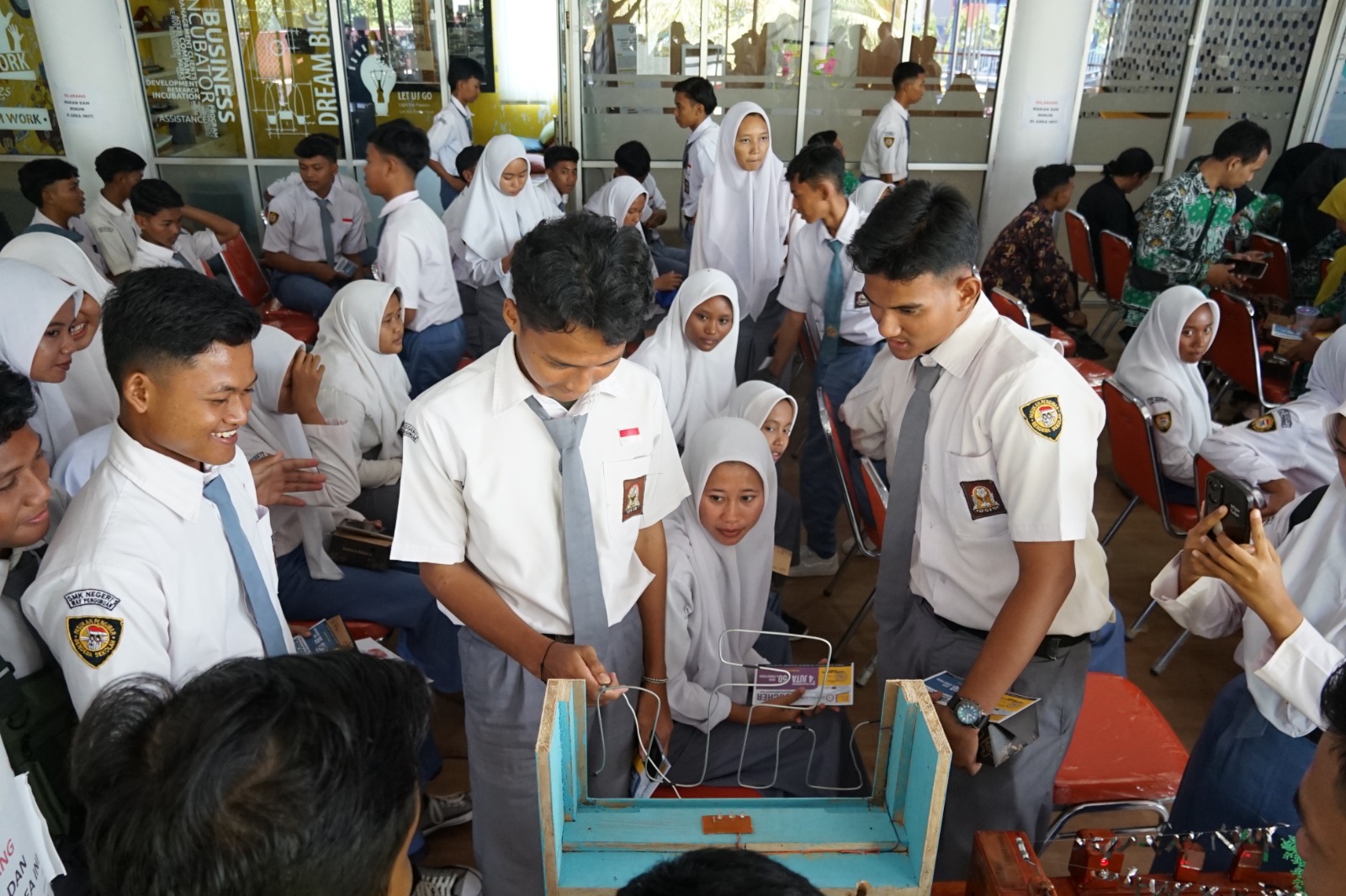 Puluhan Pelajar SMKN 1 Way Pengubuan Asyik Game Challenge Dan VR Di Darmajaya