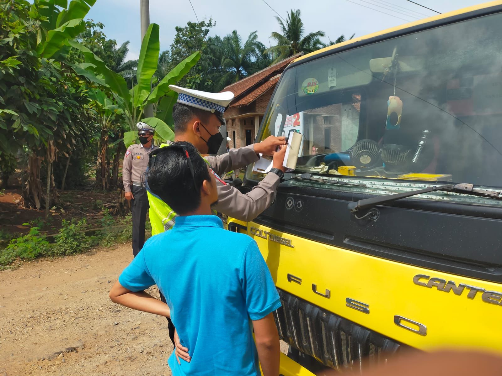 Polisi dan Dishub Tertibkan Kendaraan Pengangkut Pasir di Banyumas