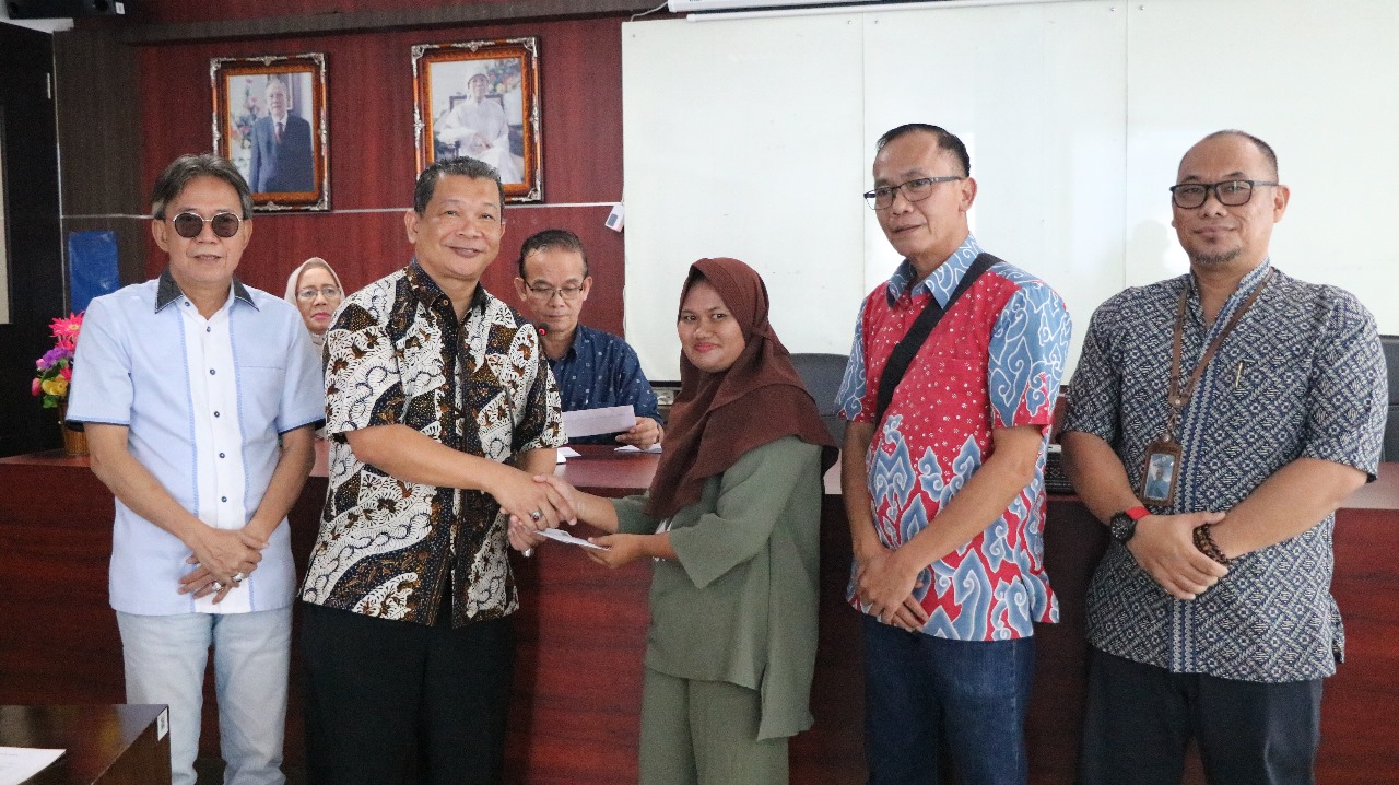 Ringankan Beban Korban Banjir, Yayasan Alfian Husin Kembali Bantu Dana dan Laptop kepada Karyawan dan Mahasiswa