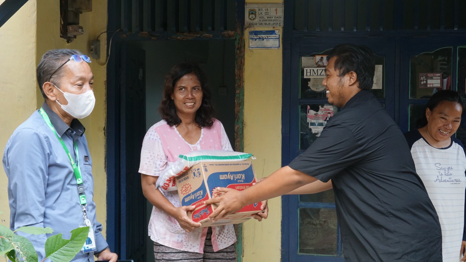 Dapat Bantuan Beras dan Mi Instan dari Yayasan Alfian Husin, Korban Banjir Mengaku Sangat Terbantu