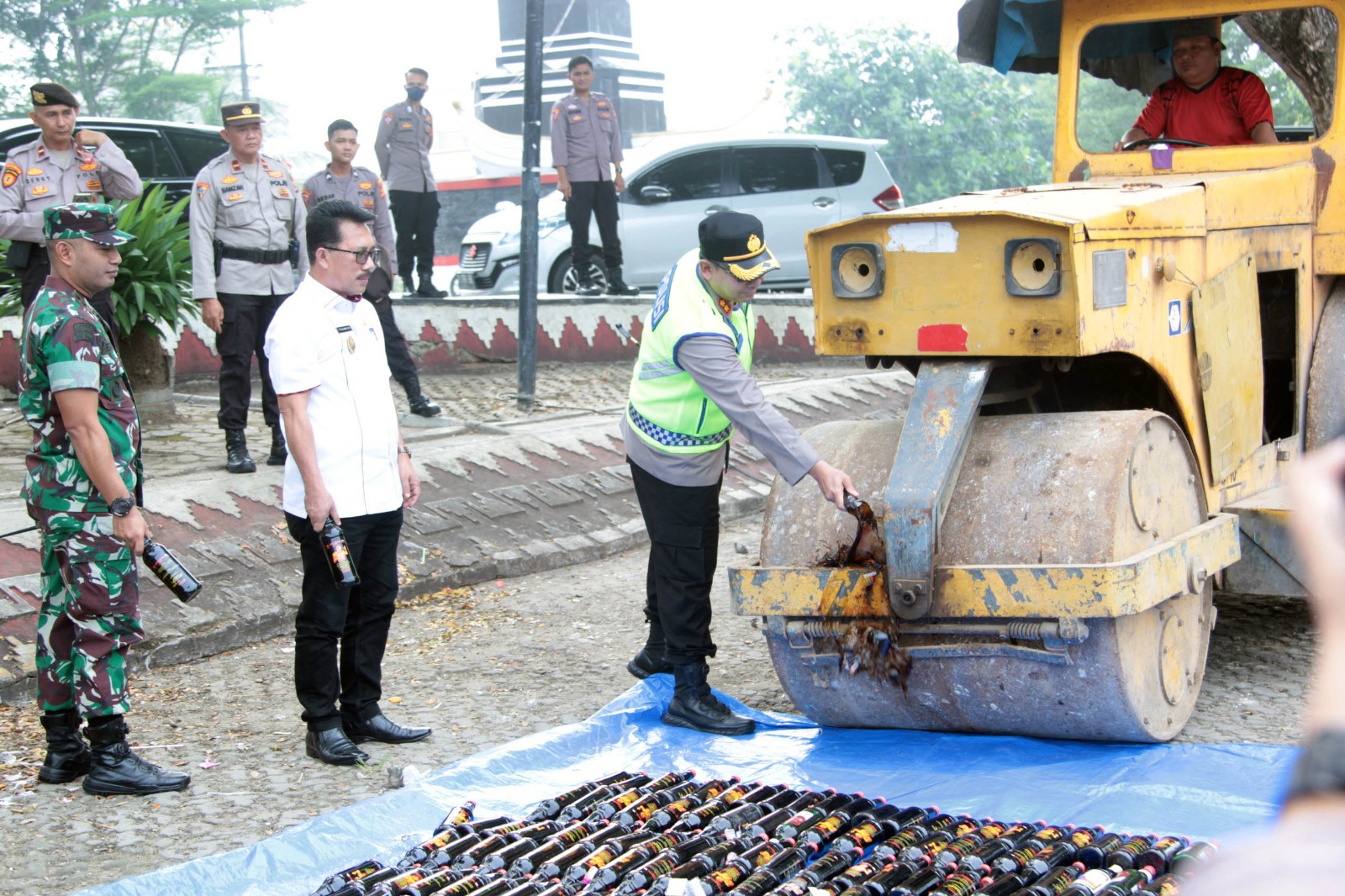 Polres Lamsel Musnahkan 489 Botol Miras Hasil Operasi Selama Ramadan