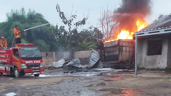 Bengkel Jadikan Tempat Penimbunan BBM Di Candi Mas Dilalap Api