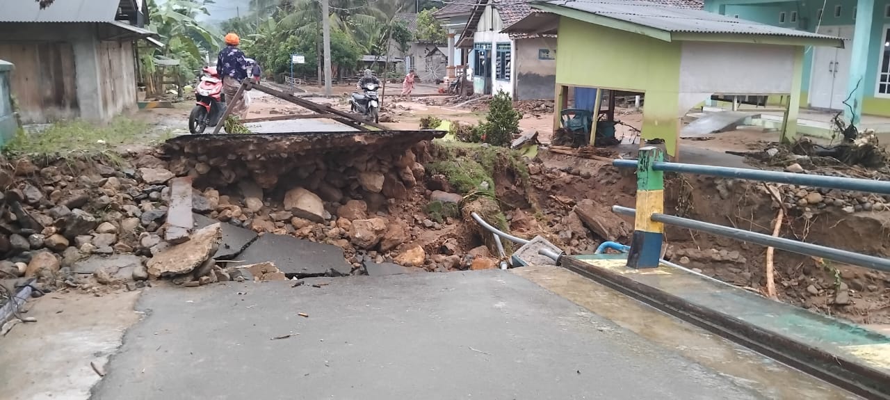 Hujan Deras Melanda Desa Sukajaya Pesawaran Mengisahkan kesedihan