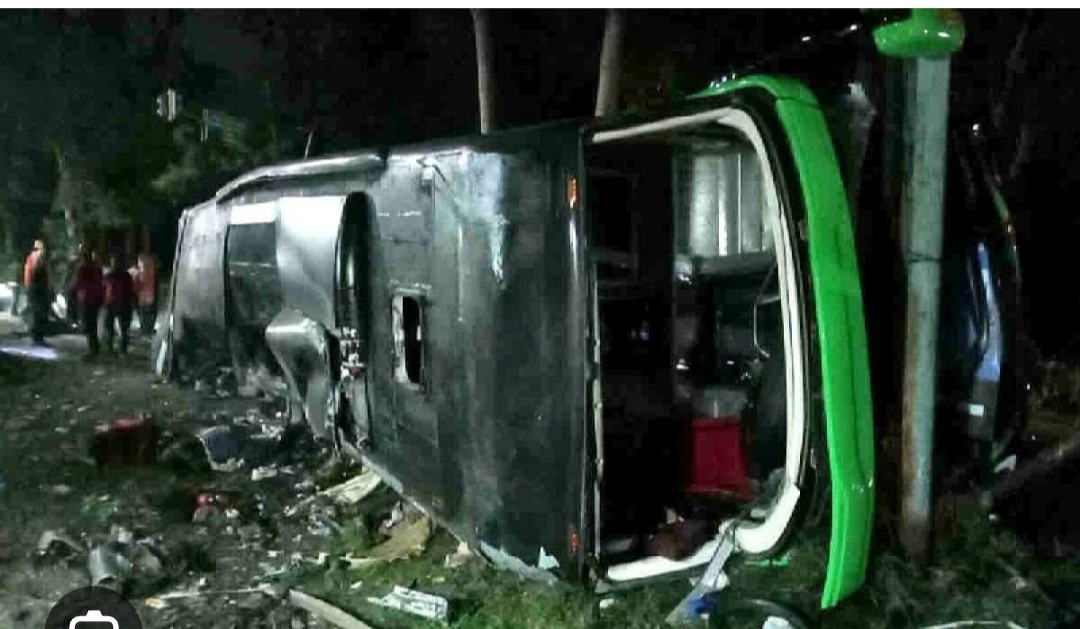 Bus Angkut Rombongan Siswa Terguling Di Daerah Ciater Subang