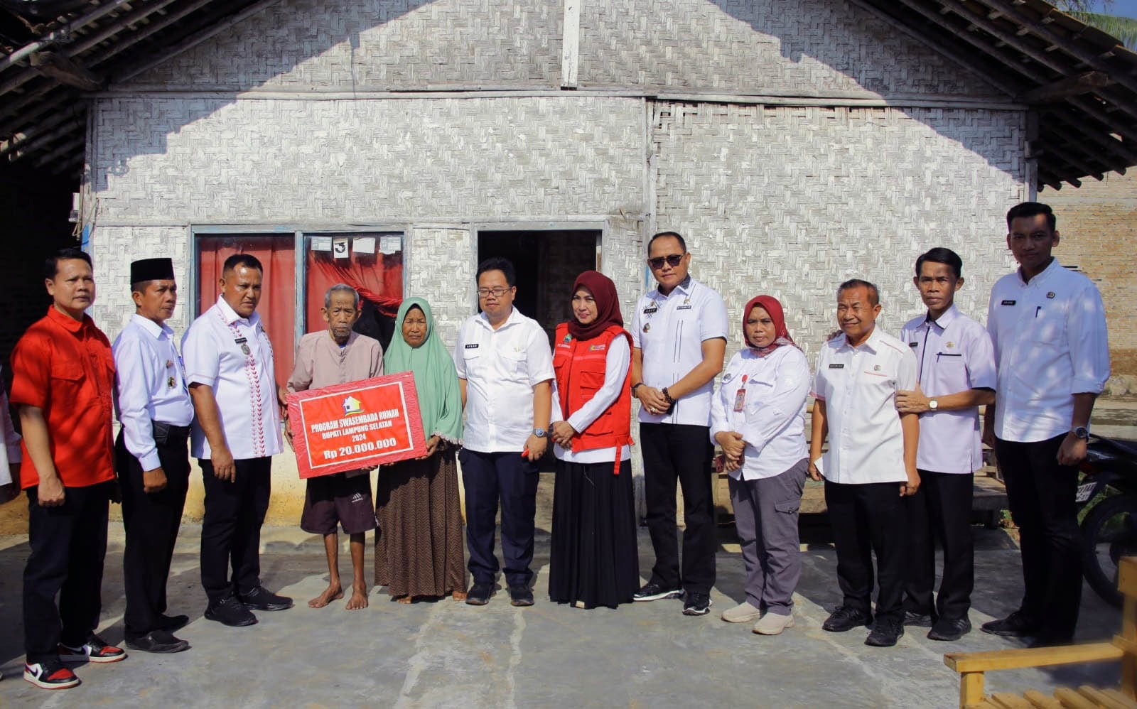 Nanang Ermanto Kembali Salurkan Bantuan 6 Unit Bedah Rumah Sekaligus, Kali Ini Di Kecamatan Natar