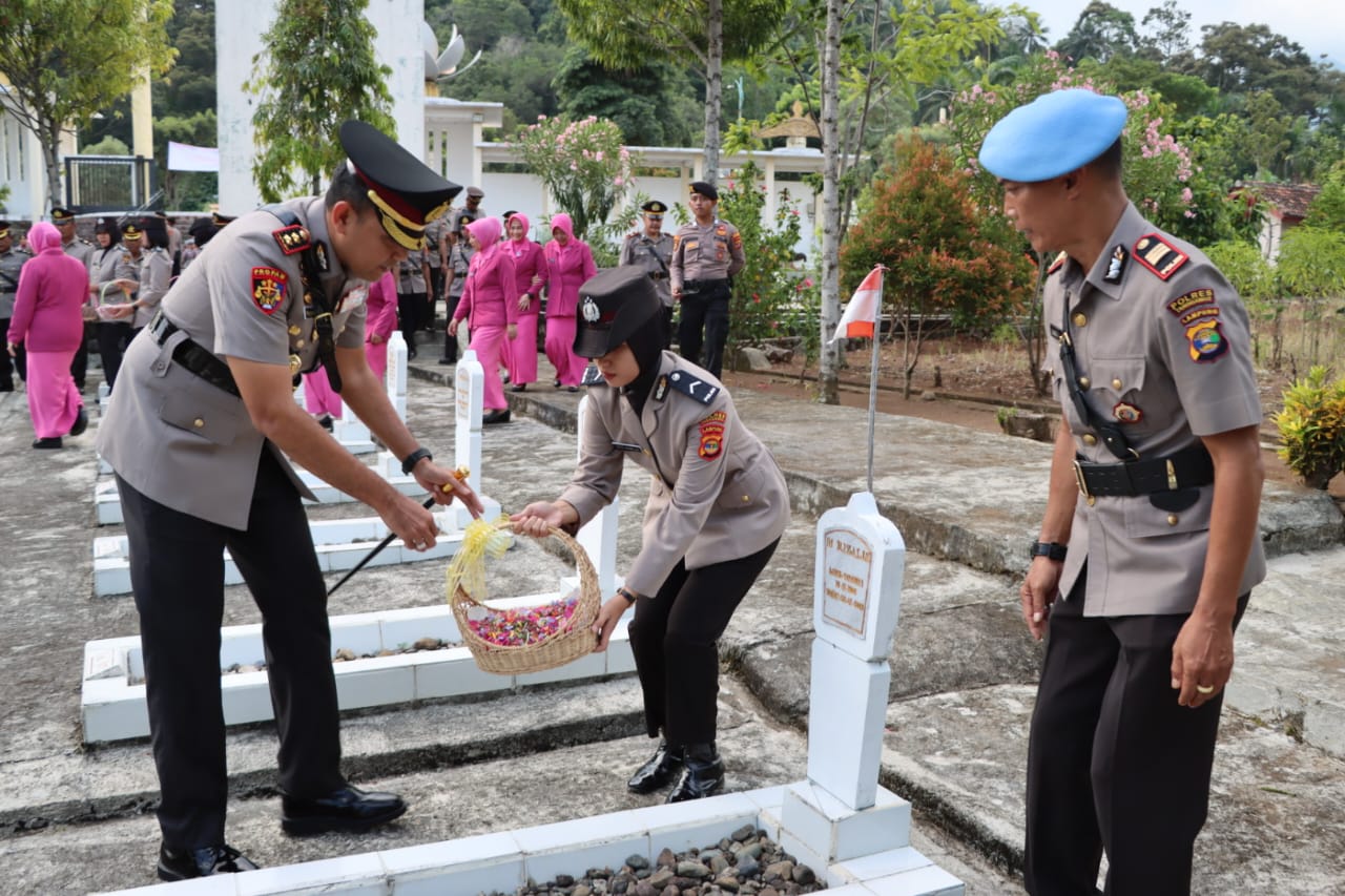 Jelang Hari Bhayangkara ke 78, Polres Tanggamus Gelar Ziarah dan Tabur Bunga Di Taman Makam Pahlawan