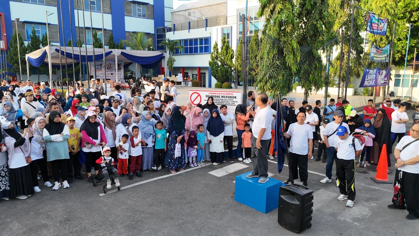 Ratusan Peserta Meriahkan Jalan Sehat Dies Natalis ke 27 IIB Darmajaya