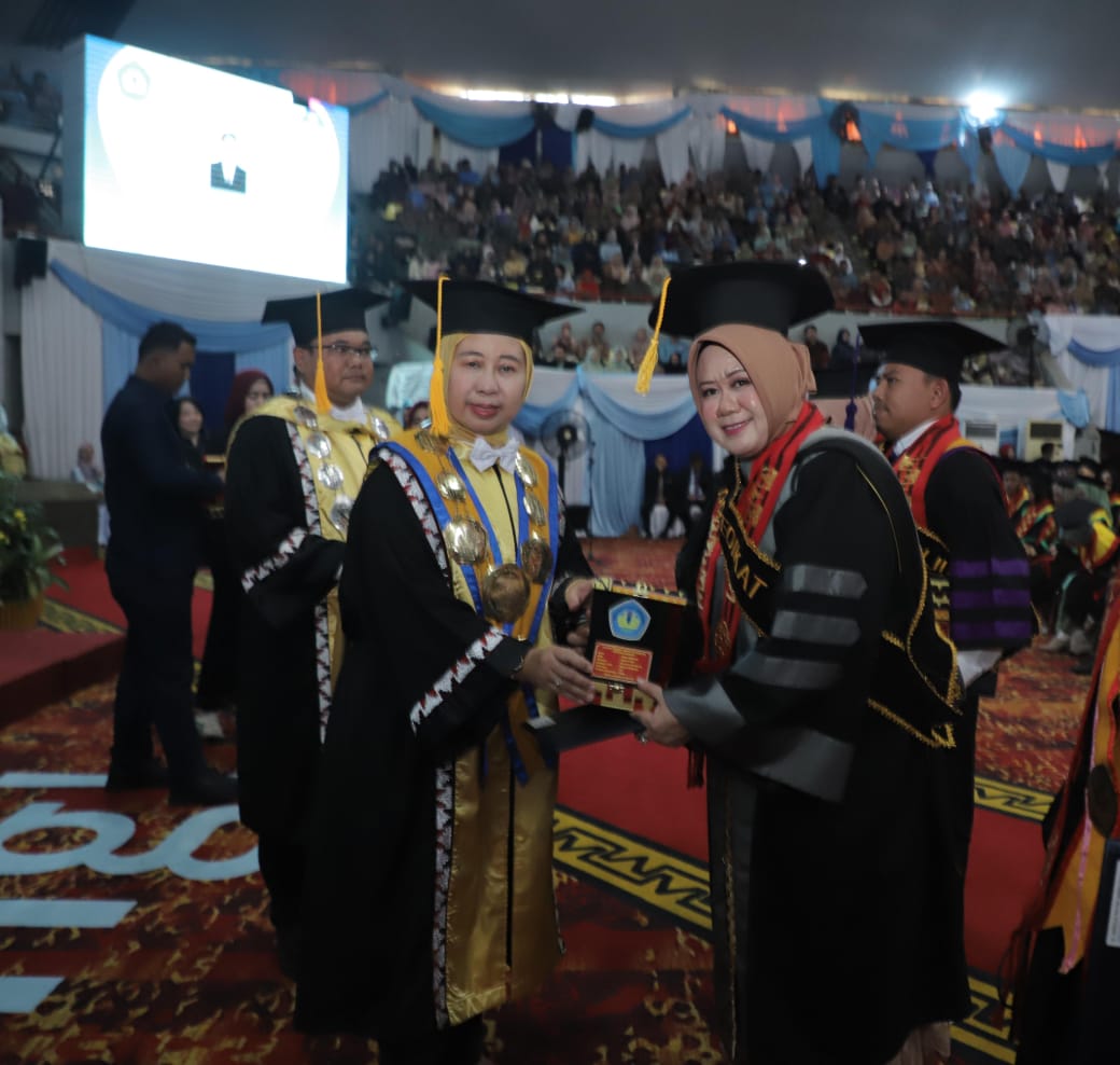 The Best! Dr. Novita Sari Raih Lulusan Terbaik 3 Tingkat Universitas dalam Wisuda