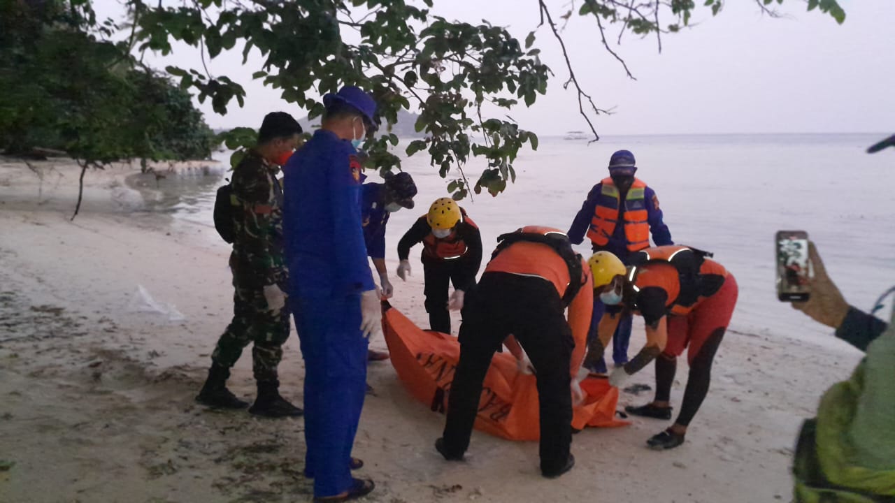 Penemuan sesosok mayat laki-laki Di Tepi Pantai Dusun 3 Jelarangan Desa Pulau Pahawang Kecamatan Marga Punduh Pesawaran.