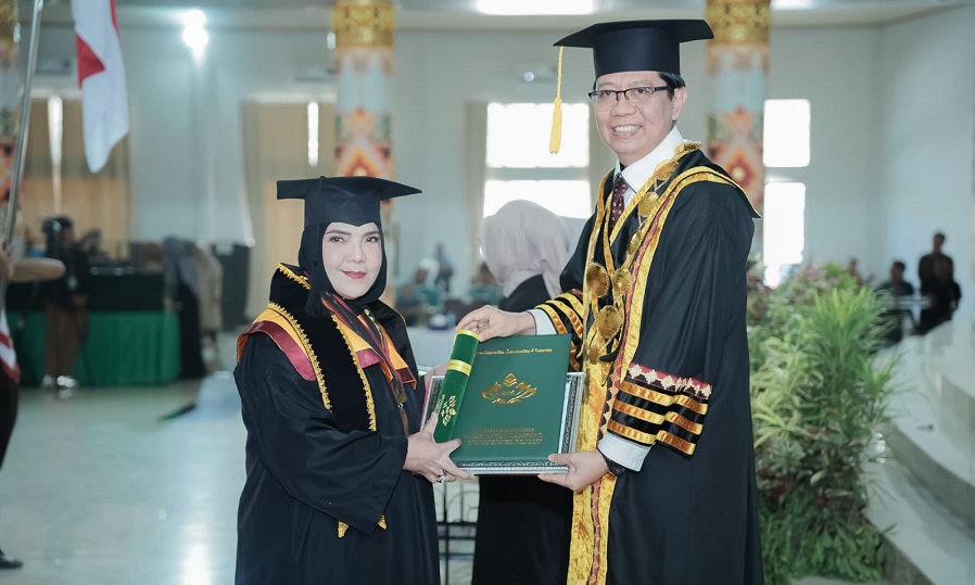 Walikota Eva Dwiana Raih Gelar Magister Hukum Ekonomi Syariah UIN RIL