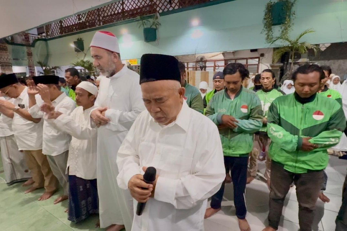 Duka Bersama, Santri & Ojol Surabaya Salat Gaib Bersama Tuk Affan KurniawaN