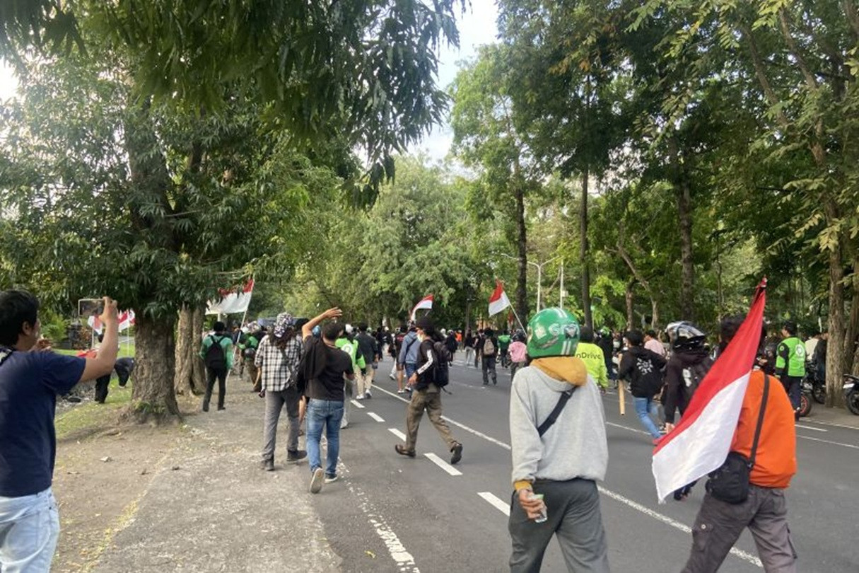 Demo di Depan DPRD Bali Memanas, Satpol PP & TNI Turun Tangan
