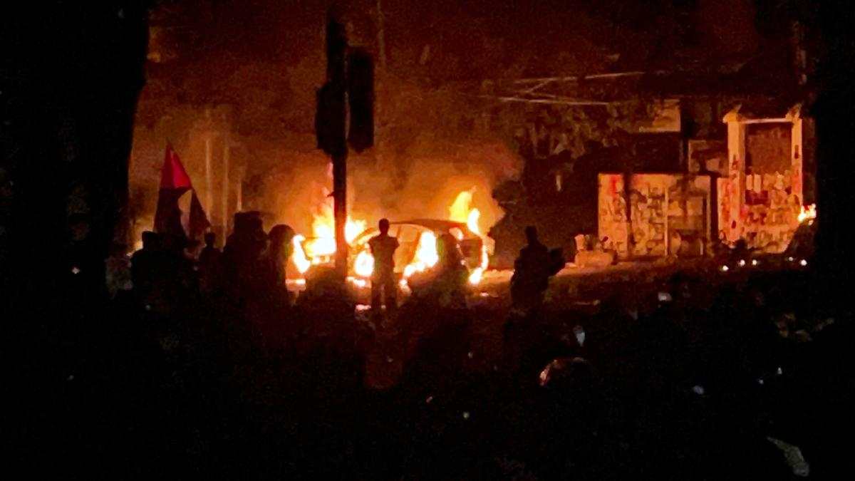 Satu Unit Mobil Terbakar di Tengah Kerumunan Massa Aksi Demonstrasi Depan Gedung DPRD Jawa Barat