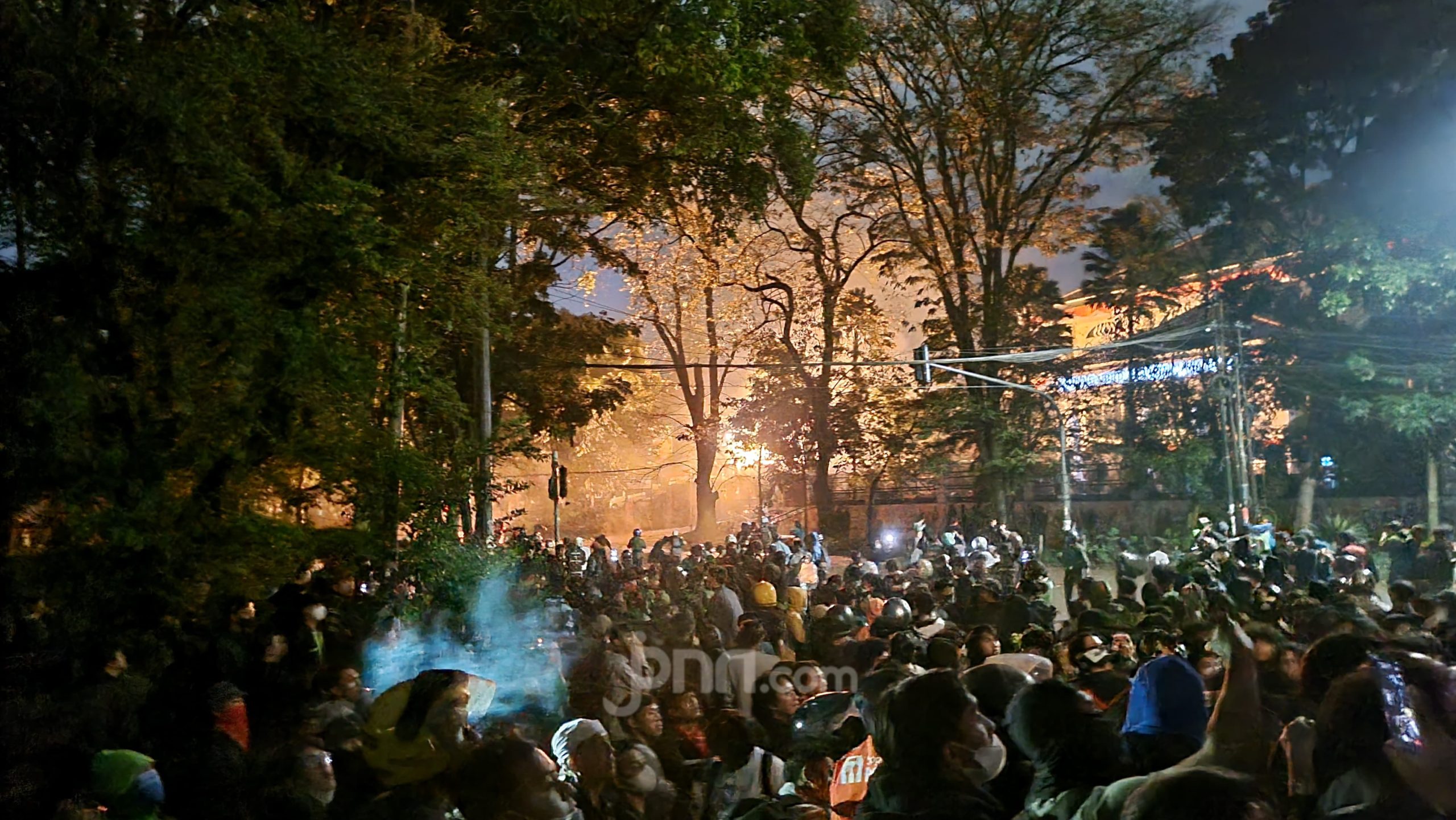 Semakin Anarkistis, Demonstran di DPRD Jabar Bakar Mobil Warga