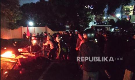 Polda DIY Jebol, Demonstran Bakar Mobil Lantas dan Rusak Mesin ATM