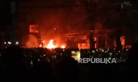 Massa Aksi di Gedung DPRD Jabar Bakar Mobil yang Terparkir di Sebuah Rumah Makan