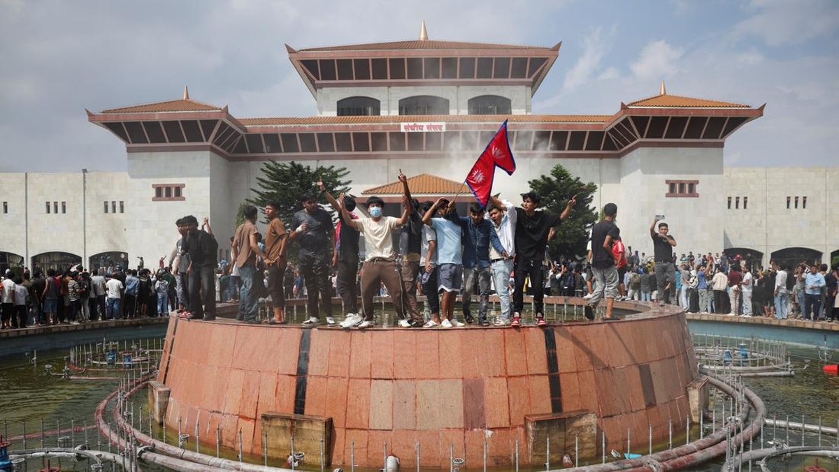 Potret Chaos Demo Antipemerintah, Rumah Politisi Dibakar-PM Resign