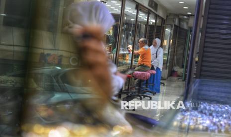Harga Emas Antam Terkoreksi Lagi Rp 16 Ribu per Gram