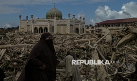 Tumpukan Kayu Gelondongan Masih Penuhi Area Pesantren Darul Mukhlisin Aceh Tamiang
