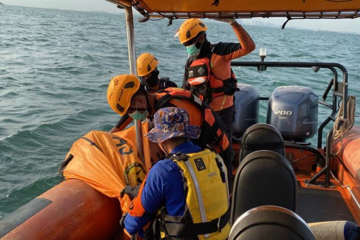 Tim SAR Evakuasi Jasad ABK yang Jatuh dari Kapal di Batam