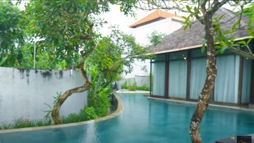 5 Potret Villa di Bali Milik Artis, Punya Rossa Dikelilingi Air