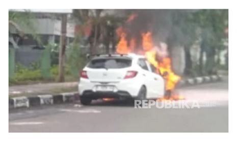 Mobil Honda Brio Terbakar Saat Macet di Perempatan Krucuk Cirebon, Damkar Ungkap Penyebabnya