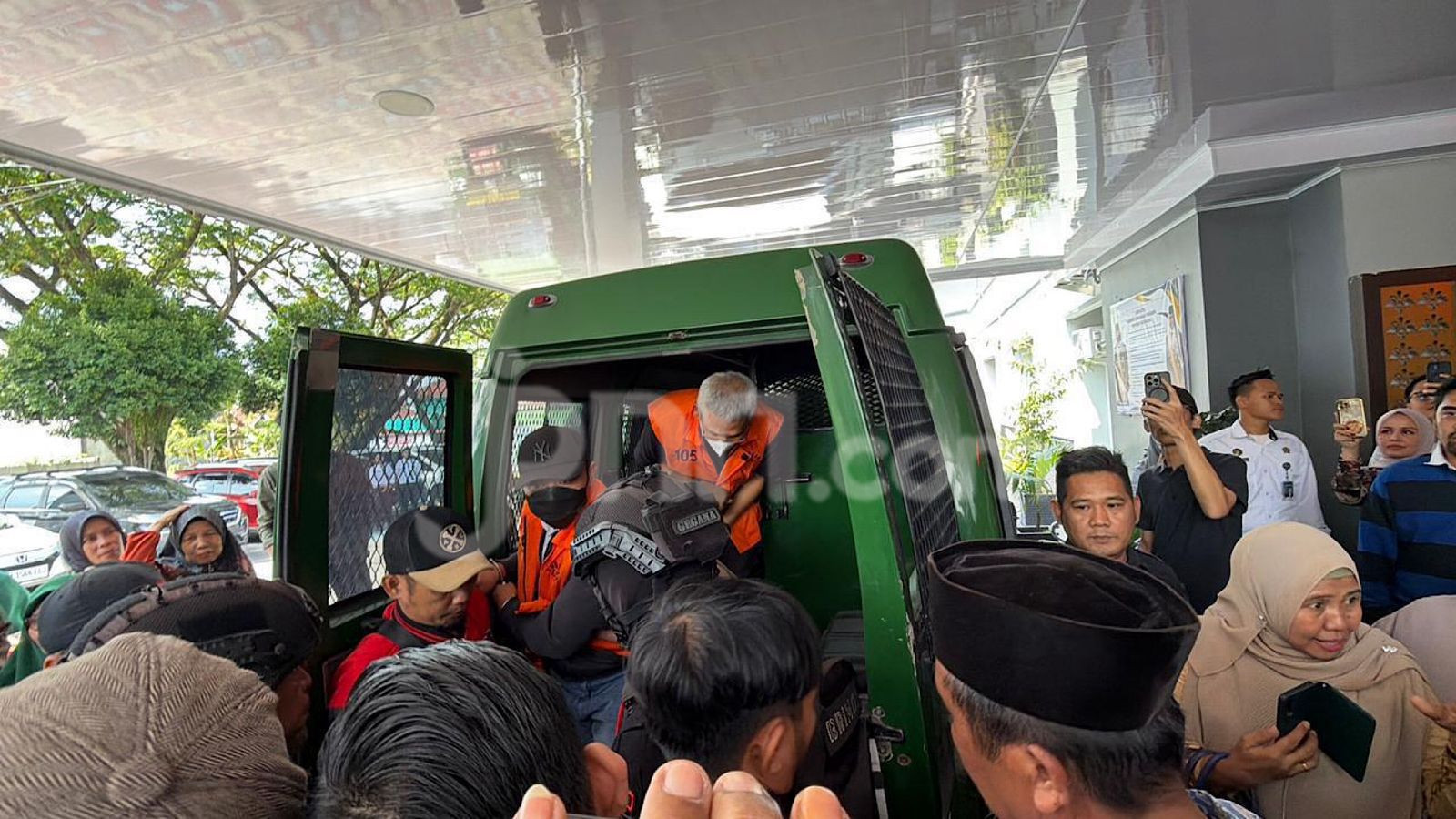 Ratusan Simpatisan Sambut Kedatangan Abdul Wahid di Rutan Sialang Bungkuk