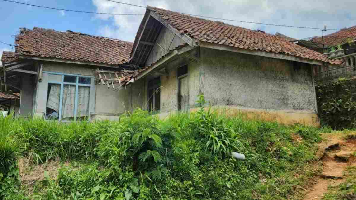 Bupati Ciamis Bantu Dua Warga Perbaiki Rutilahu, Milik Guru Honorer dan Lansia Sebatang Kara