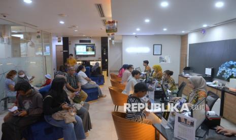 Lanjutkan Tren Penurunan, Harga Emas Antam Turun Rp53 Ribu per Gram