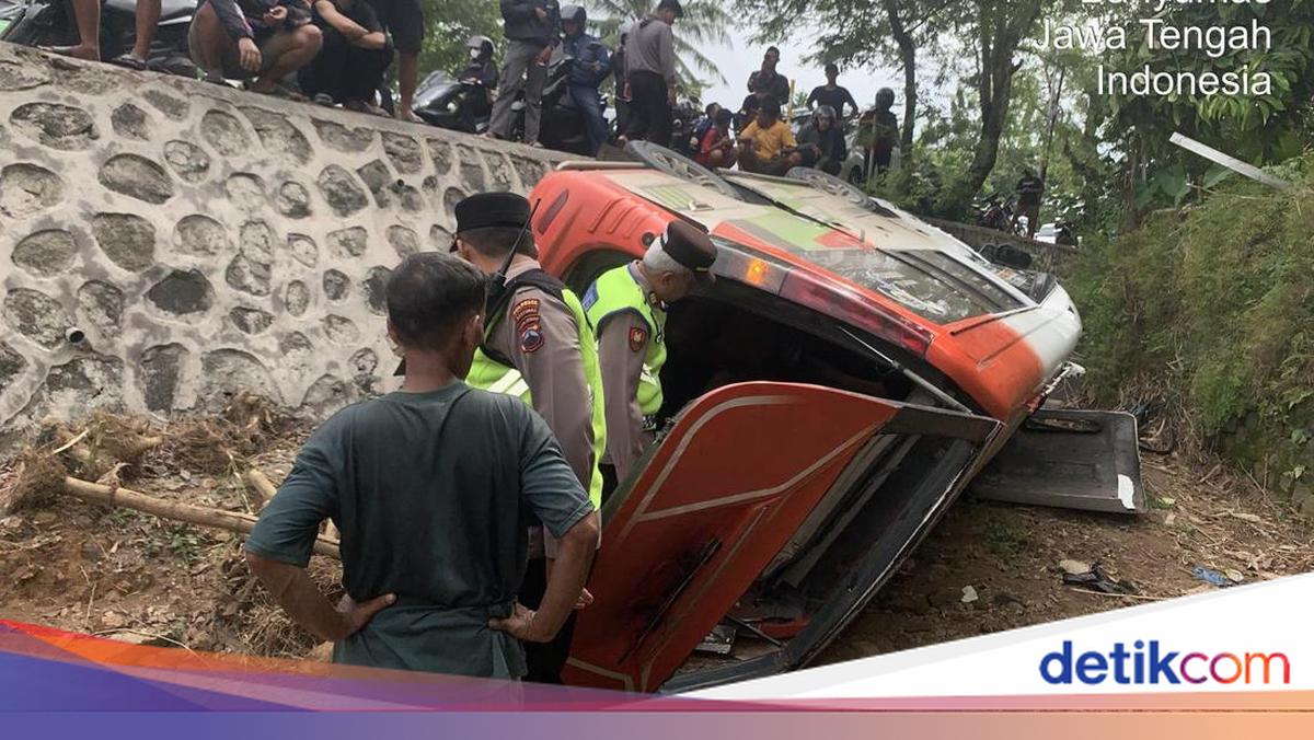 Niat Hati Mudik ke Jogja, Mobil Pemudik Nahas Malah Nyemplung ke Parit