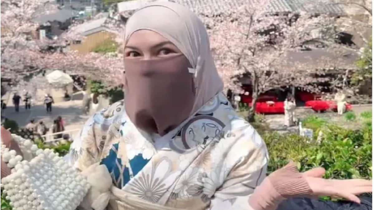Pakai Kimono Sambil Goyang, Wardatina Mawa Dikritik Netizen Saat Liburan