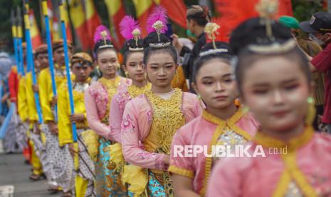 Semarak Kirab Budaya HUT Batang, Tampilkan Gunungan dan Kereta Kuda